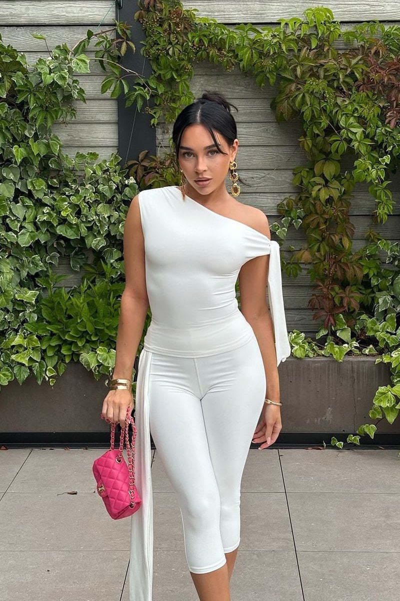 Valantomode | Chic White One Shoulder Knot Top & Capri Pants Set