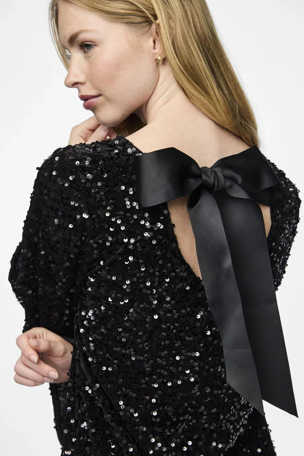 Valantomode | Twisted Ribbon Shimmer Dress for Stylish Evening Events