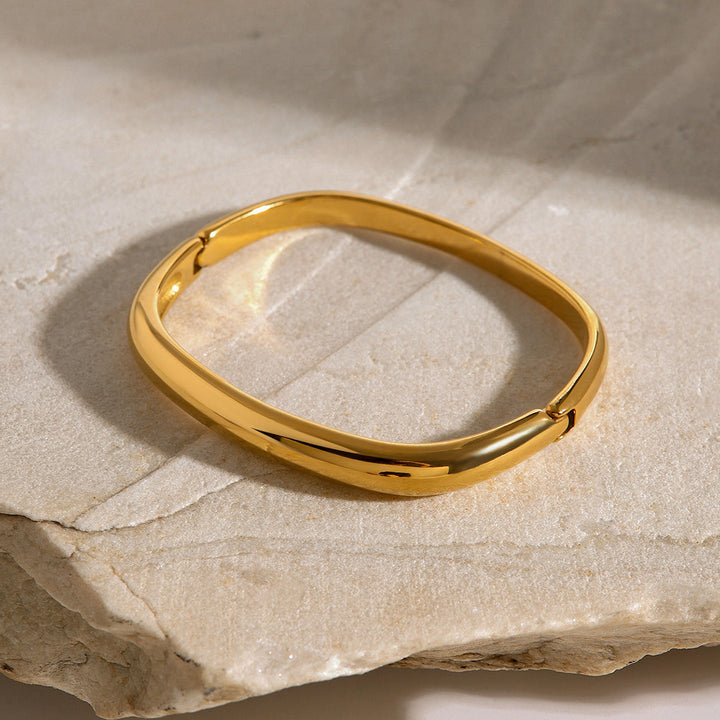 Valantomode | Plated Sculpted Oval Bracelet with High-Shine Monolithic Architecture