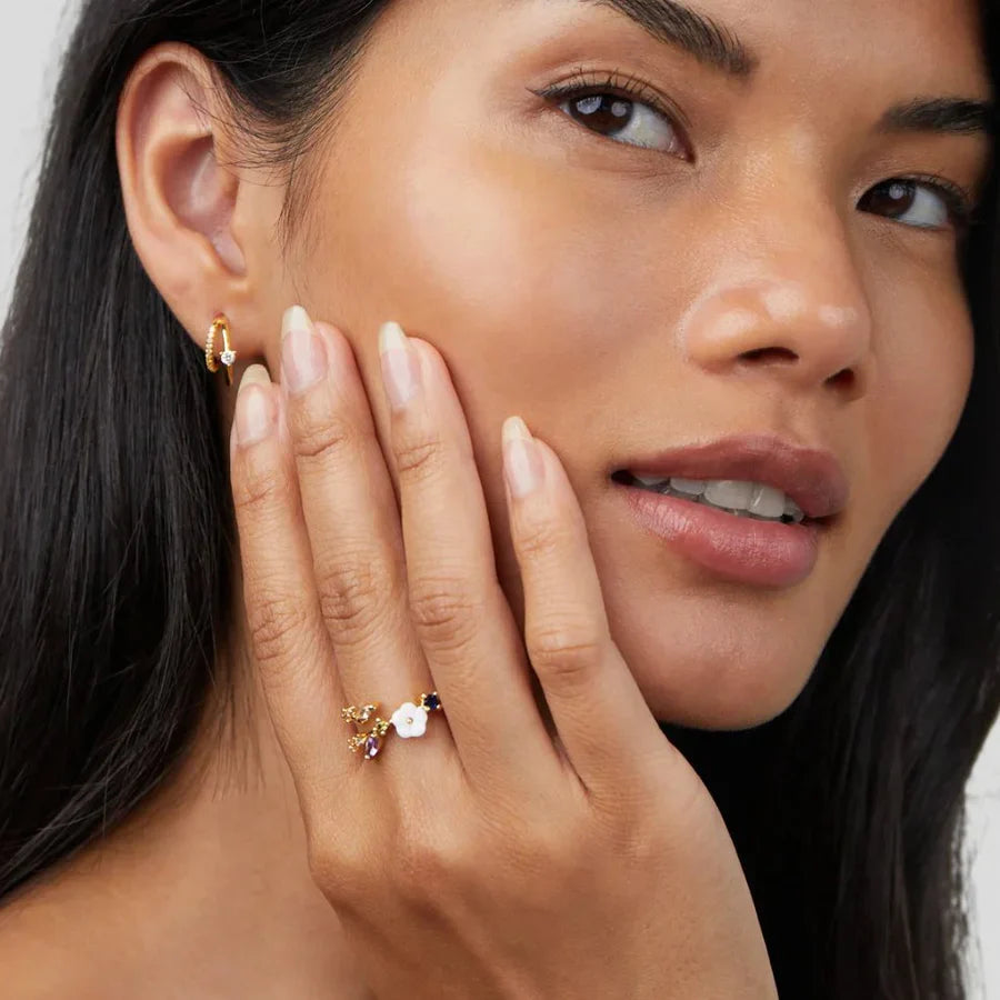 Valantomode | Plated Botanical Motif Ring with Chromatic Refractive Assets and Floral Inlay