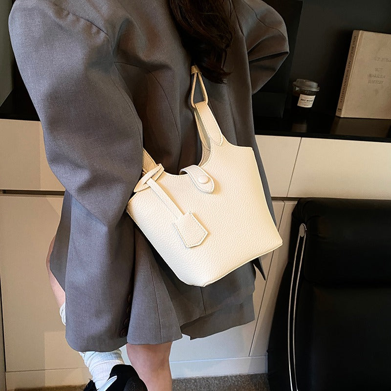Valantomode | Lyra Pebble Sovereign – Premium Pebbled Vegan Leather Structured Bucket Tote