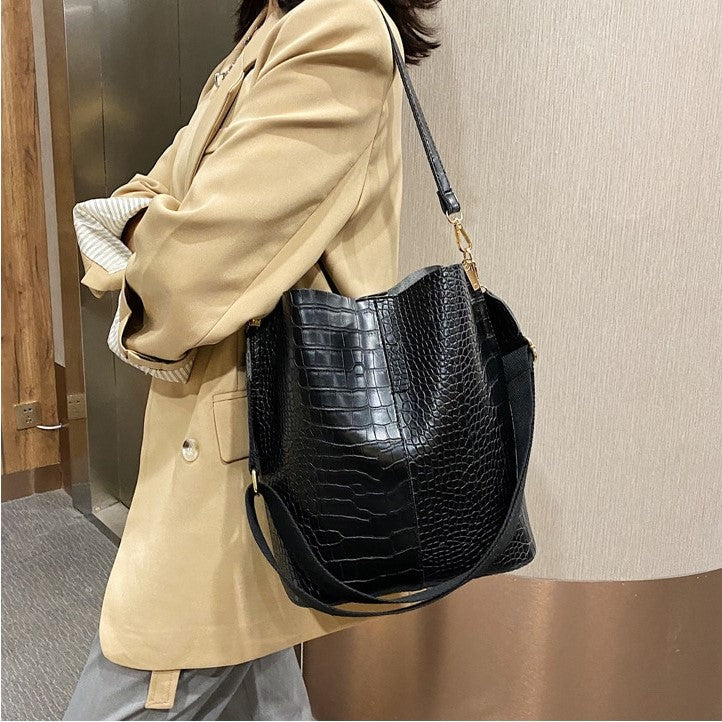 Valantomode | The ‘Aurelius’ Croc-Armor Handbag – Textural Dominance & Rigid Command