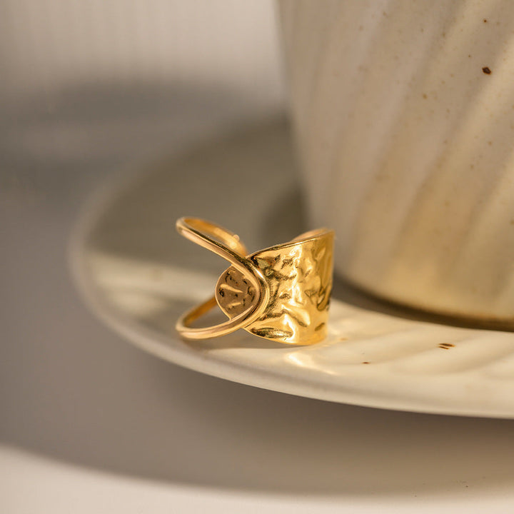 Valantomode | Plated Elise Ring with Linear-Helical Architecture and Open-Ended Geometry