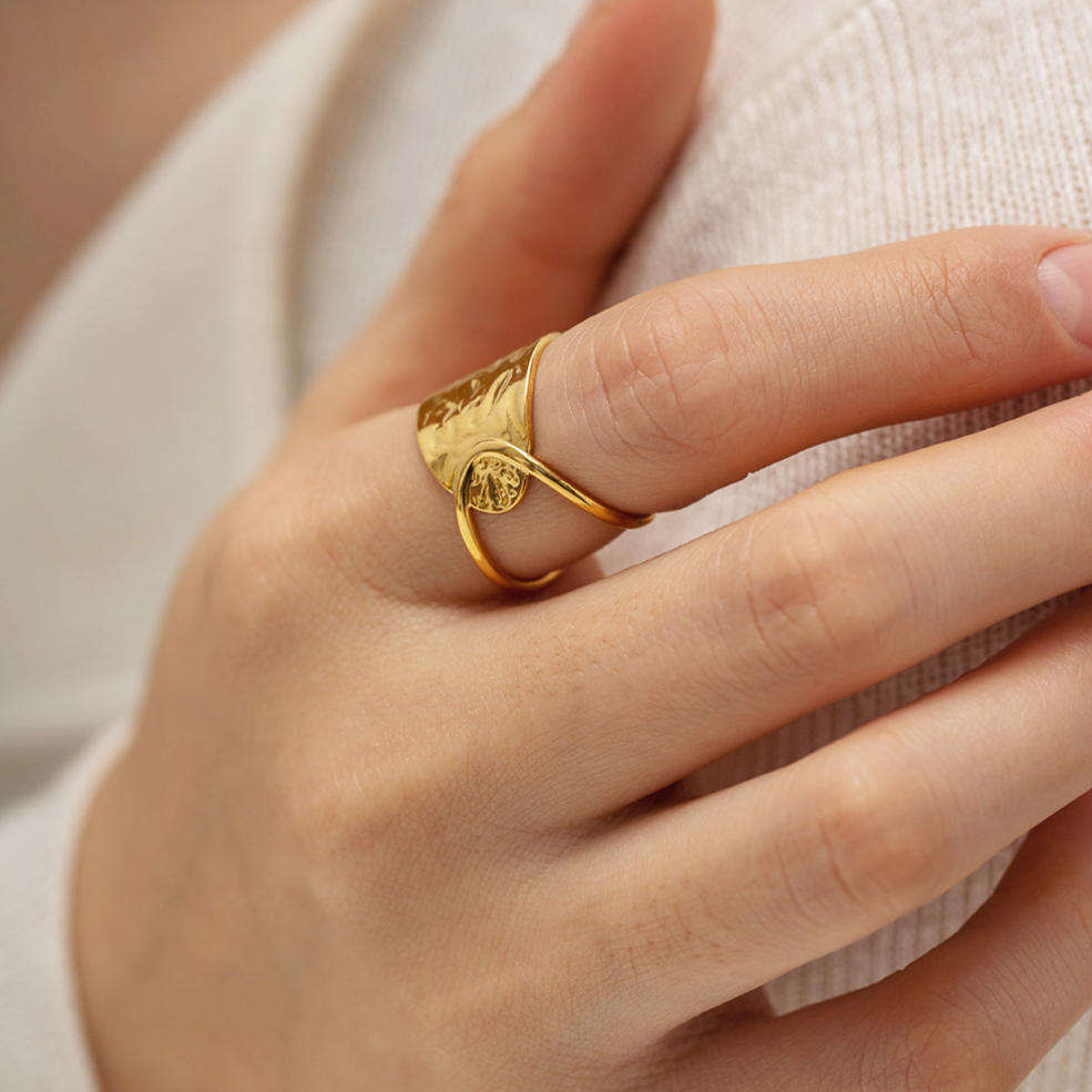 Valantomode | Plated Elise Ring with Linear-Helical Architecture and Open-Ended Geometry