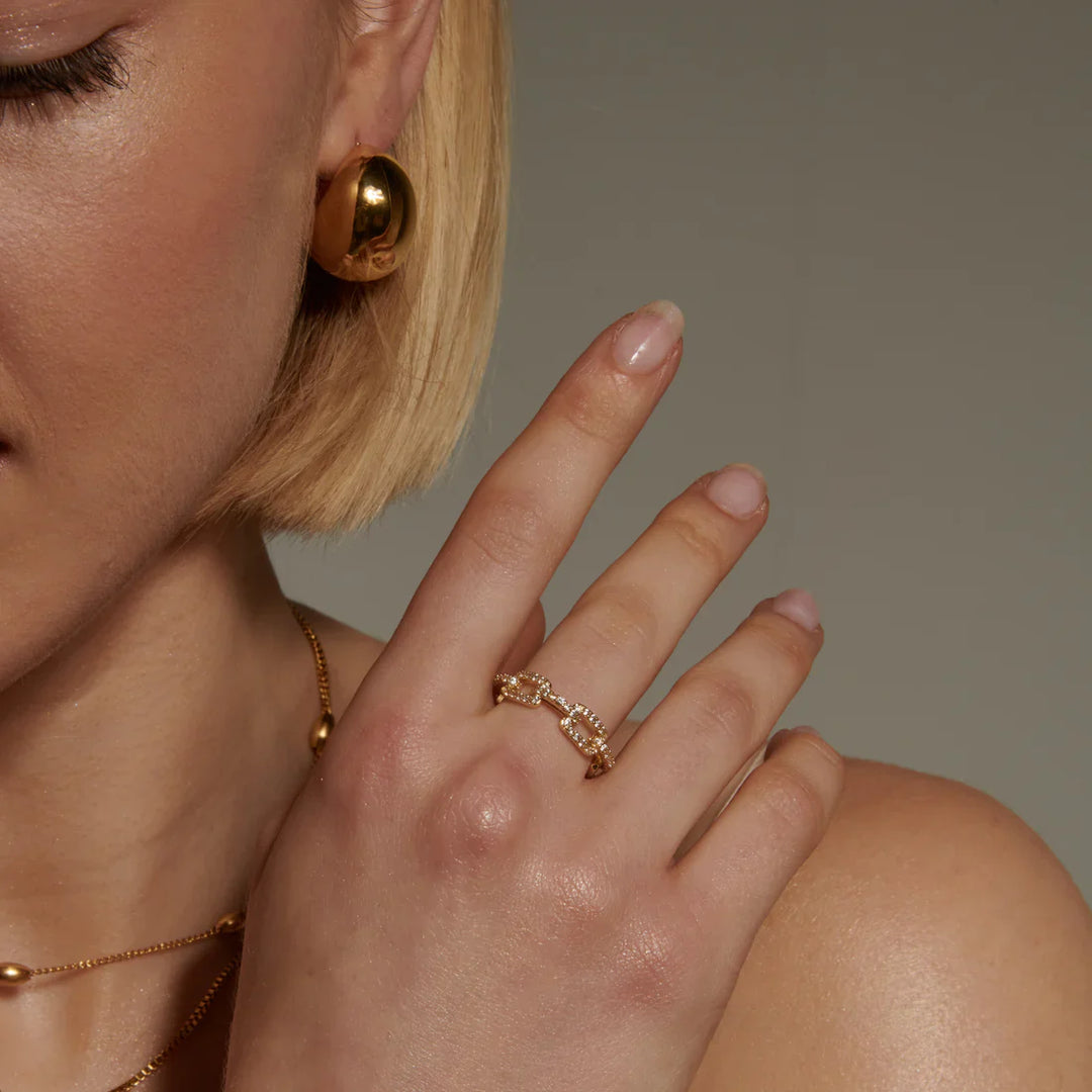 Valantomode | Plated Everly Link Ring with Catenary-Linear Architecture and Refractive Stone Assets