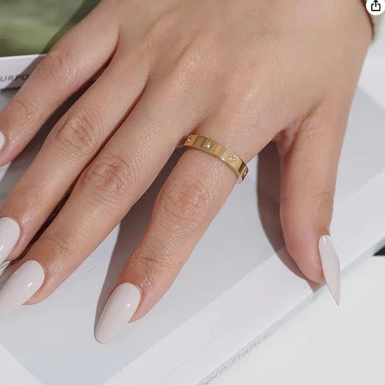 Valantomode | Plated Starburst Engraved Ring with High-Refractive Celestial Assets