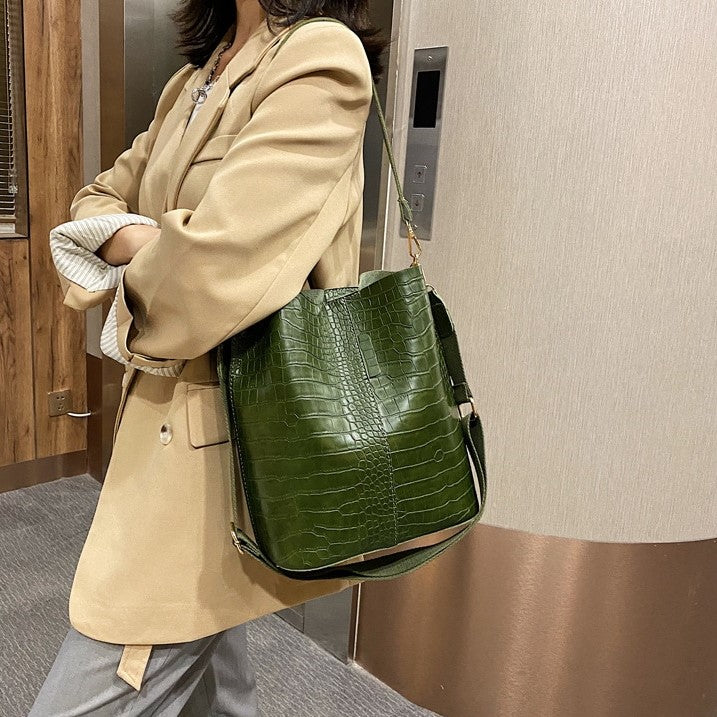 Valantomode | The ‘Aurelius’ Croc-Armor Handbag – Textural Dominance & Rigid Command