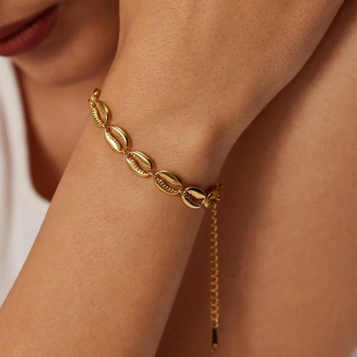 Valantomode | Plated Janelle Shell Bracelet with Serial Molluskan Architecture