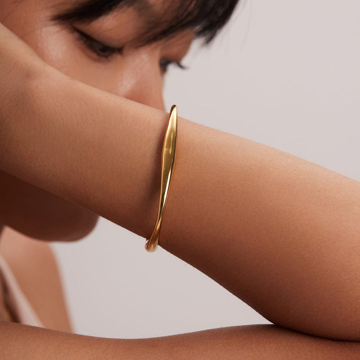Valantomode | Plated Monolithic Bangle with Minimalist Cylindrical Structural Geometry