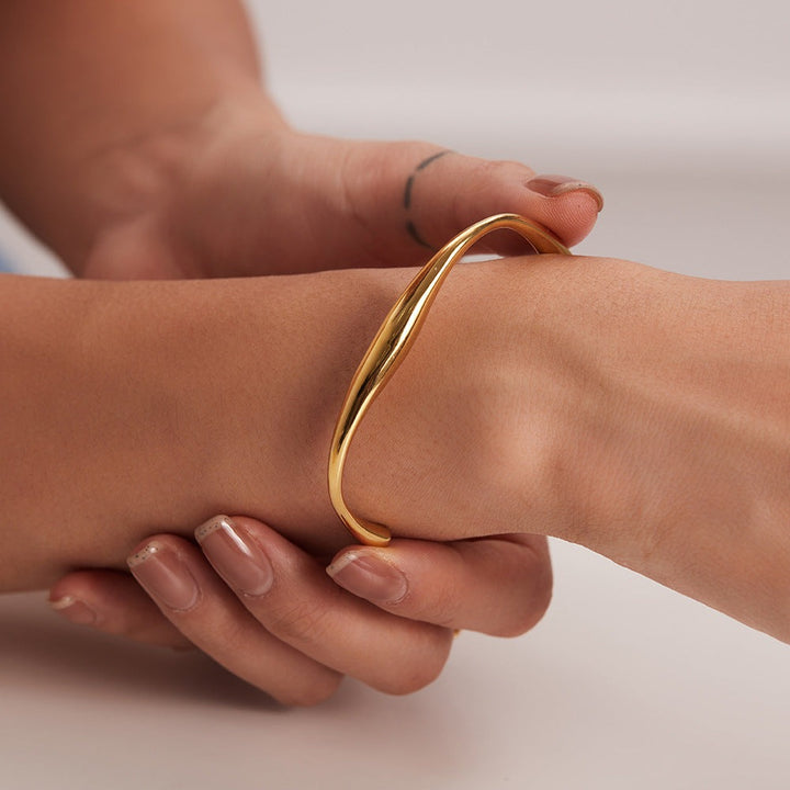 Valantomode | Plated Monolithic Bangle with Minimalist Cylindrical Structural Geometry