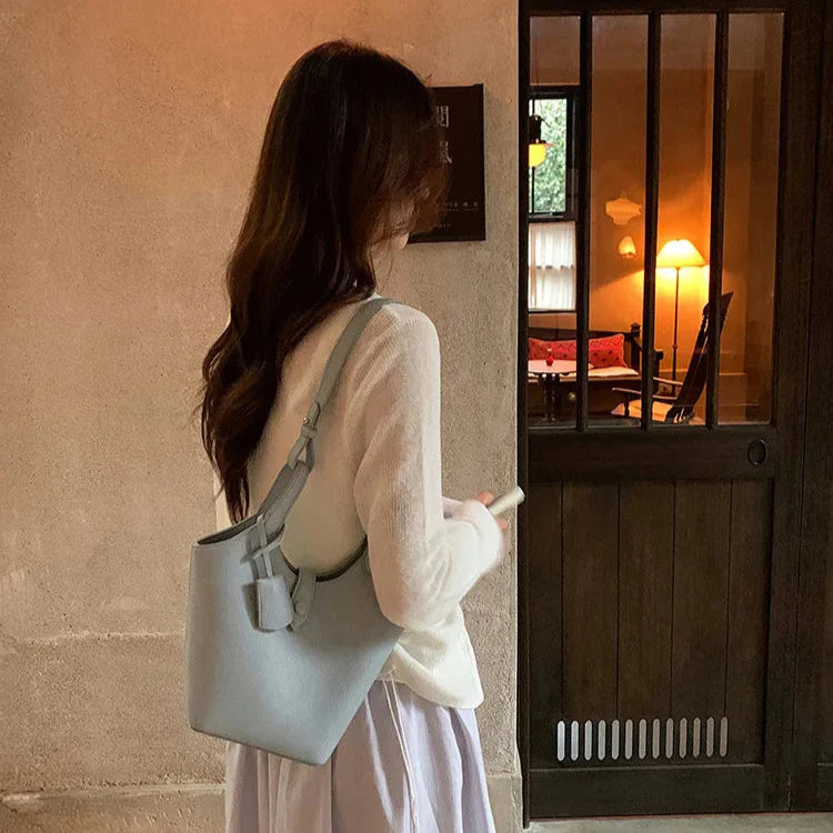 Valantomode | Lyra Pebble Sovereign – Premium Pebbled Vegan Leather Structured Bucket Tote
