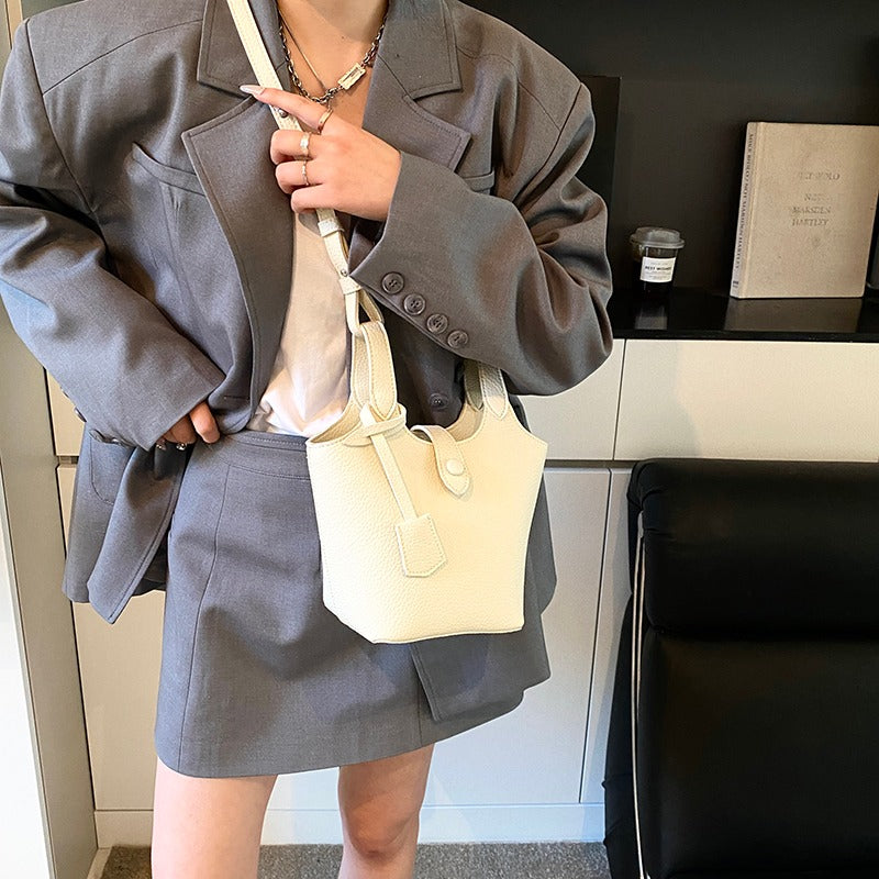 Valantomode | Lyra Pebble Sovereign – Premium Pebbled Vegan Leather Structured Bucket Tote