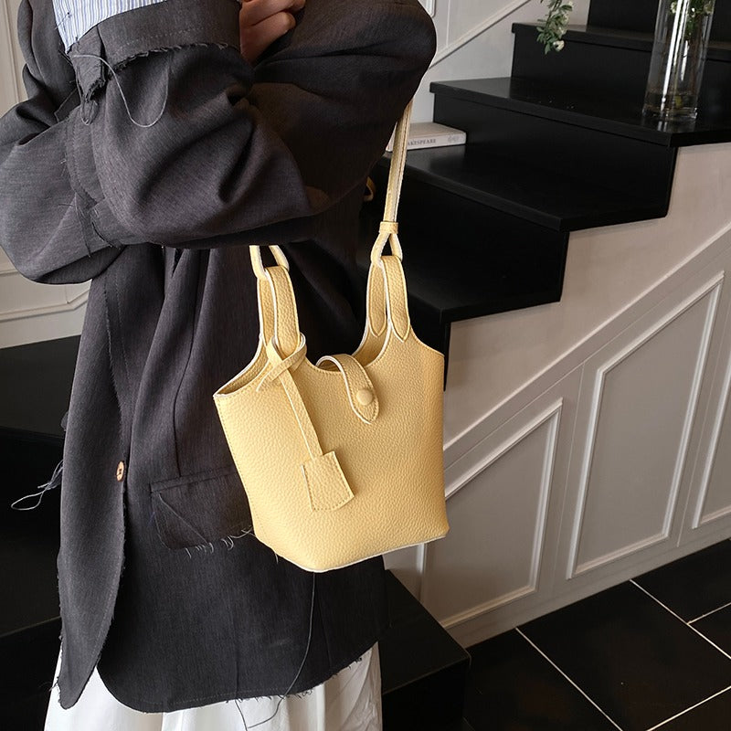 Valantomode | Lyra Pebble Sovereign – Premium Pebbled Vegan Leather Structured Bucket Tote