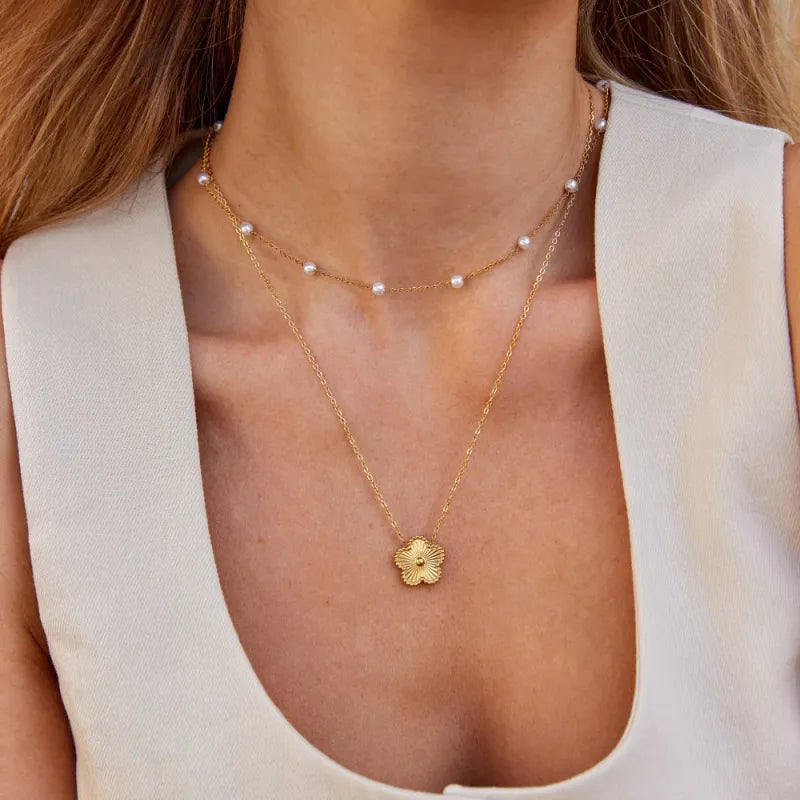 Valantomode | Plated Lucy Clover Necklace with Quadrifoliate-Textured Architecture and Linear Geometry