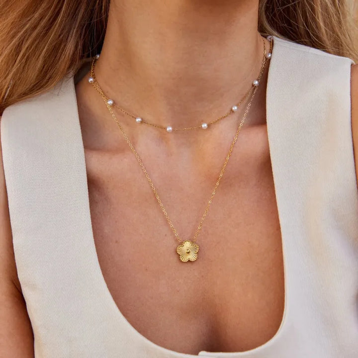 Valantomode | Plated Lucy Clover Necklace with Quadrifoliate-Textured Architecture and Linear Geometry