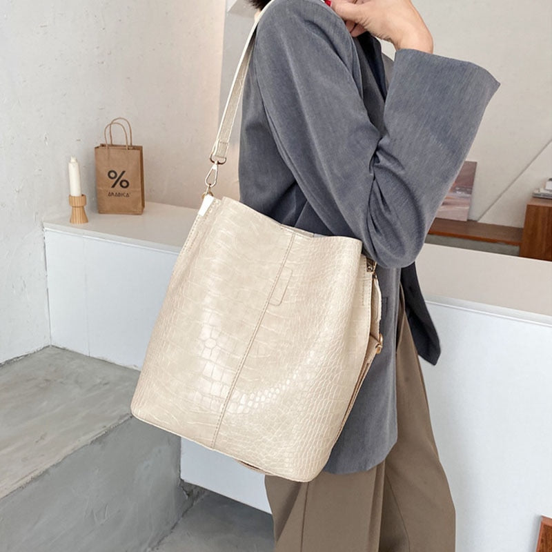 Valantomode | The ‘Aurelius’ Croc-Armor Handbag – Textural Dominance & Rigid Command