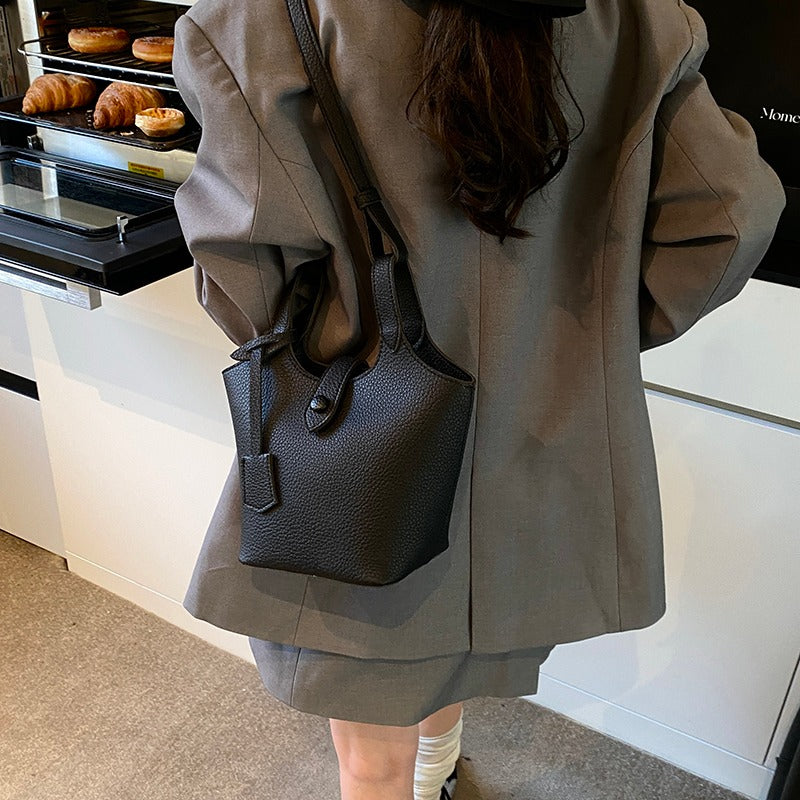 Valantomode | Lyra Pebble Sovereign – Premium Pebbled Vegan Leather Structured Bucket Tote
